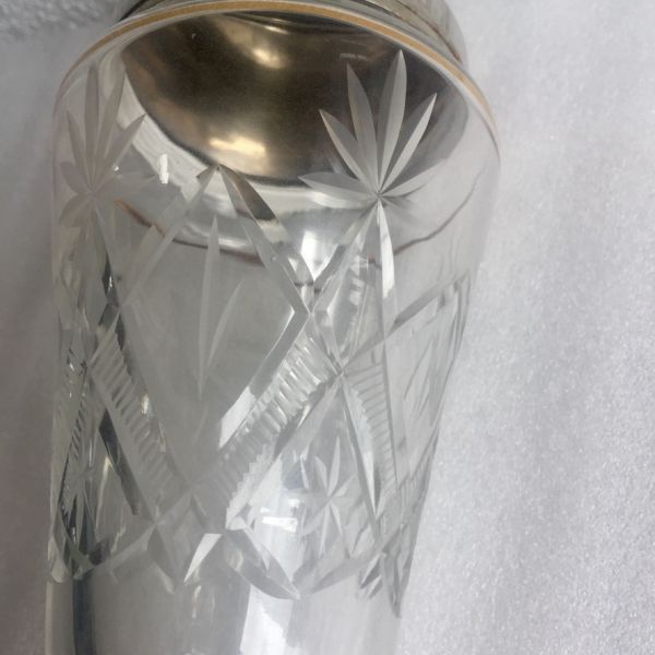 Detalle Coctelera de cristral tallado con tapa de metal plateado
