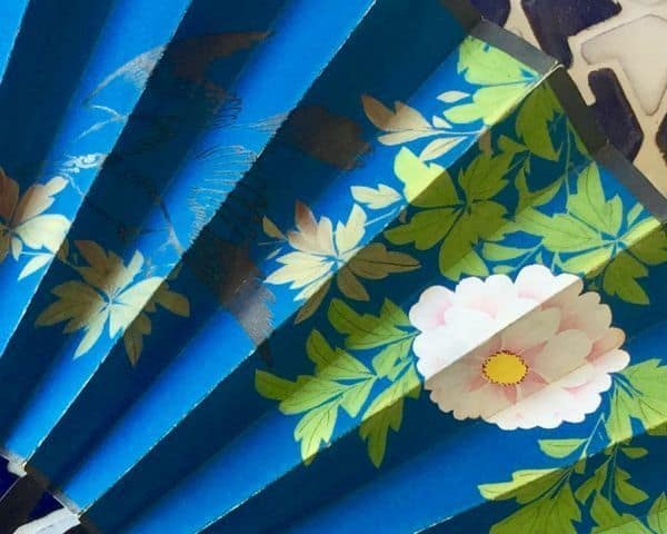 Abanico chino de papel pintado con madera lacada y nácar