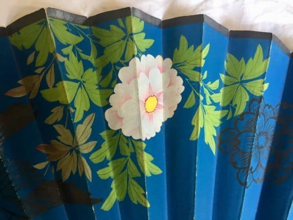 Abanico de papel pintado, madera lacada y nácar. Antiguo
