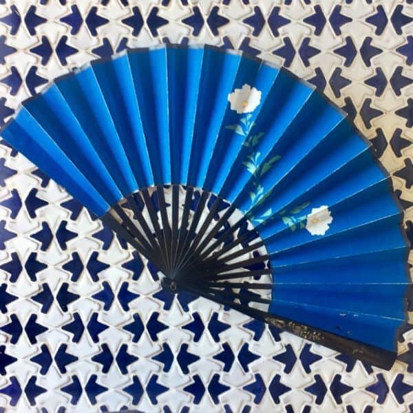 Antiguo abanico de papel pintado, madera lacada y nácar
