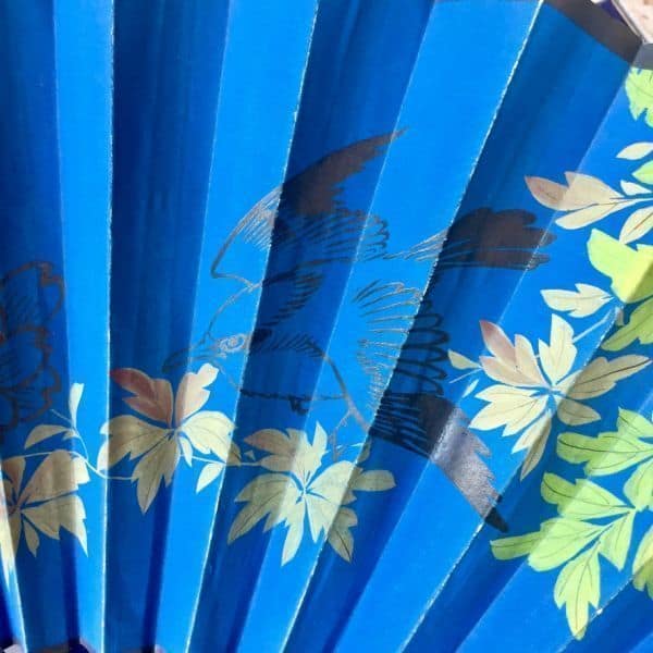 Gran abanico de papel pintado, madera lacada y nácar
