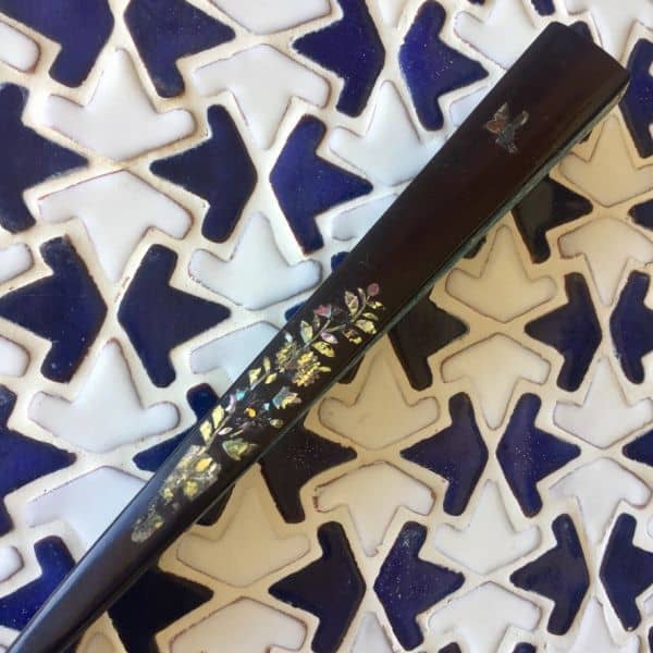 Abanico chino de madera lacada y nácar