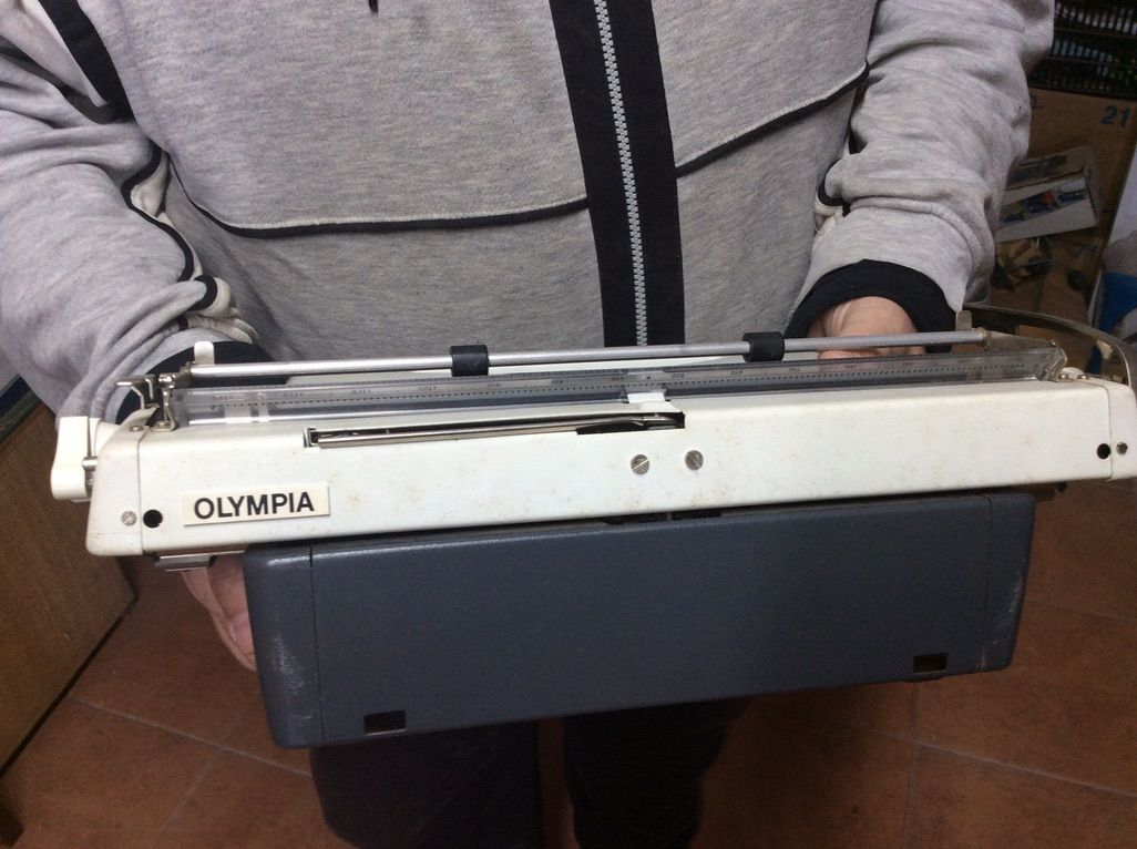 Máquina de escribir Olympia con maletín original. Vintage - Imagen 10