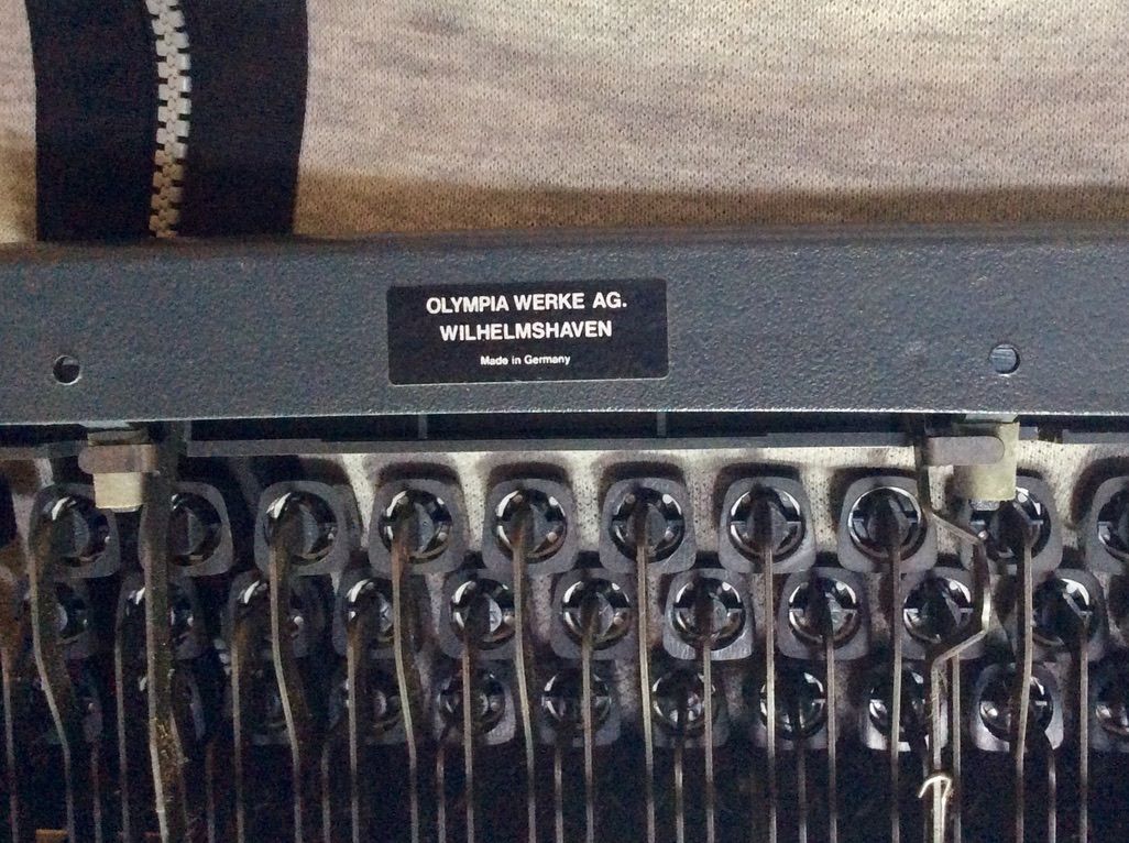 Máquina de escribir Olympia con maletín original. Vintage - Imagen 9