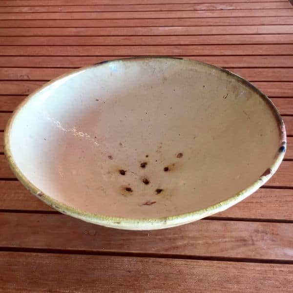 Antiguo lebrillo escurridor