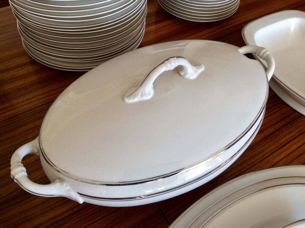 Sopera en porcelana de Bohemia filo de plata