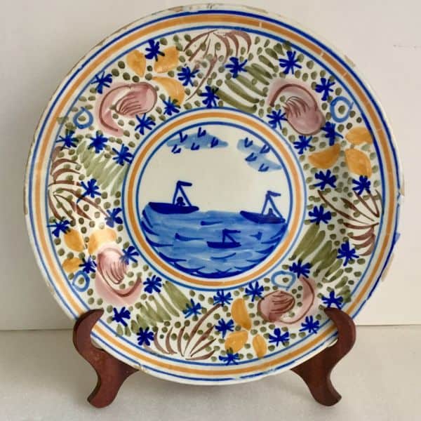 Antiguo plato de cerámica levantina pintado a mano