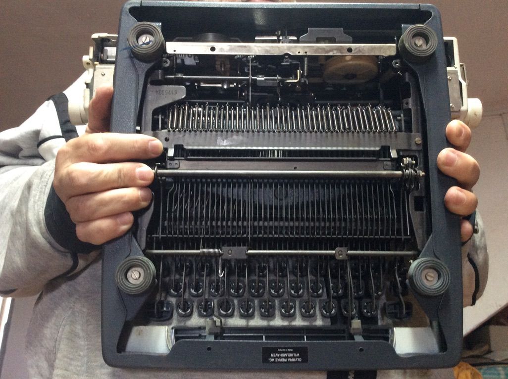 Máquina de escribir Olympia con maletín original. Vintage - Imagen 8
