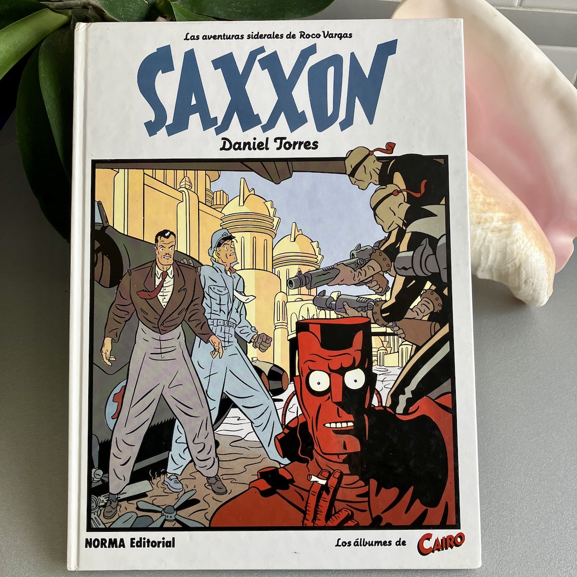 Saxxon, Daniel Torres - Los Albumes de Cairo 12
