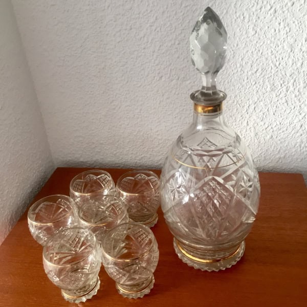 Antigua licorera en cristal tallado con borde dorado y 6 vasos