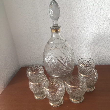 Antigua licorera en cristal tallado con borde dorado y 6 vasos