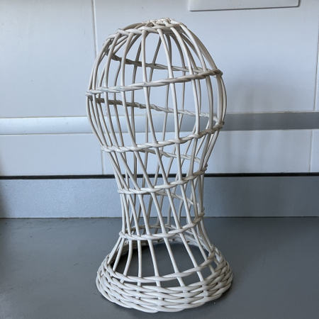 Soporte para pelucas de mimbre vintage