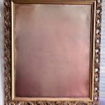 Marco grande de madera dorada y estuco