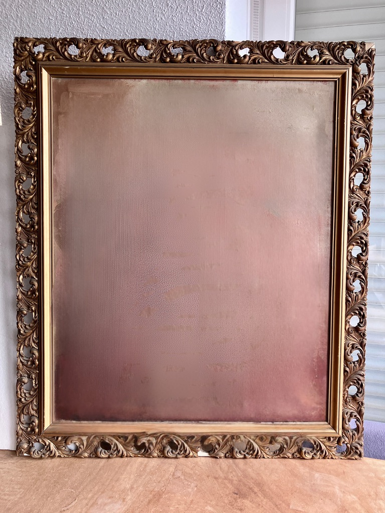 Marco grande de madera dorada y estuco