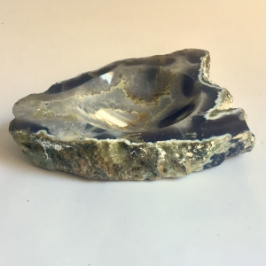 Cenicero tallado en geoda de ágata natural