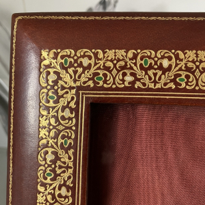 Marco de fotos de cuero repujado y dorado