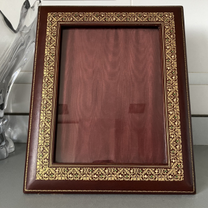 Marco de fotos de cuero repujado vintage