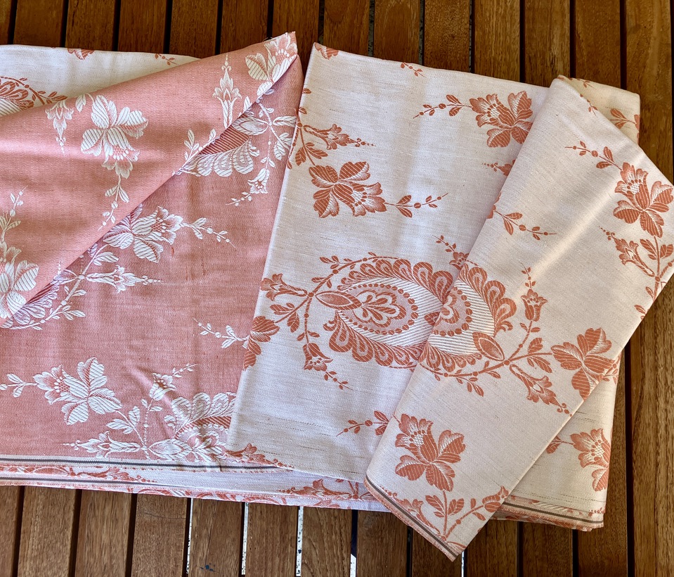 Tela de Damasco tono coral 4,5 m