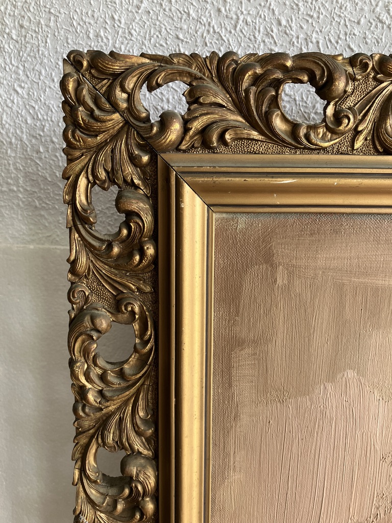 Marco grande de madera dorada y estuco