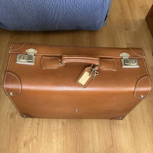 Maleta vintage de cuero sintético marrón