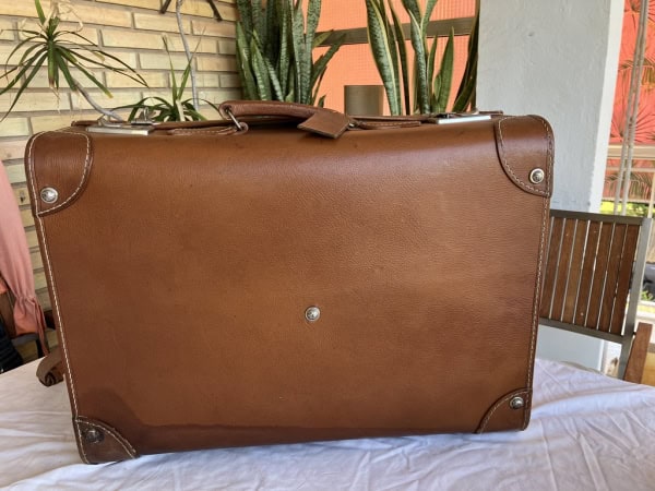 Maleta antigua de cuero sintético
