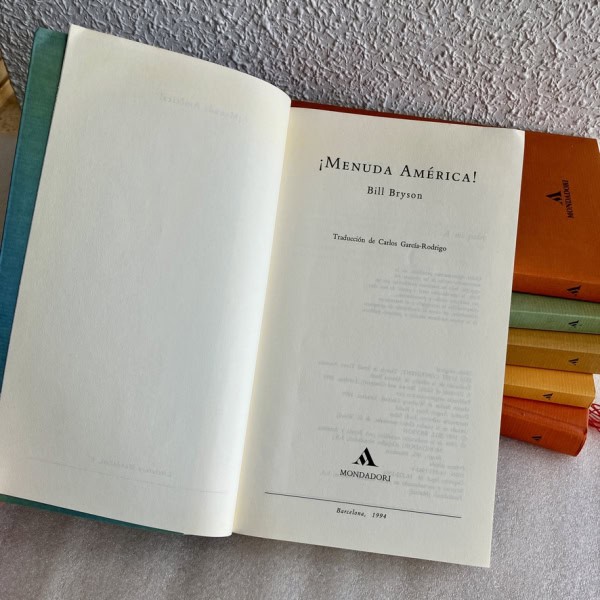 ¡Menuda América! — Bill Bryson | Mondadori 1994 Primera Edición | Literatura de viajes humor