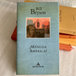Menuda América — Bill Bryson | Mondadori 1994 Primera Edición | The Lost Continent | Literatura de viajes humor