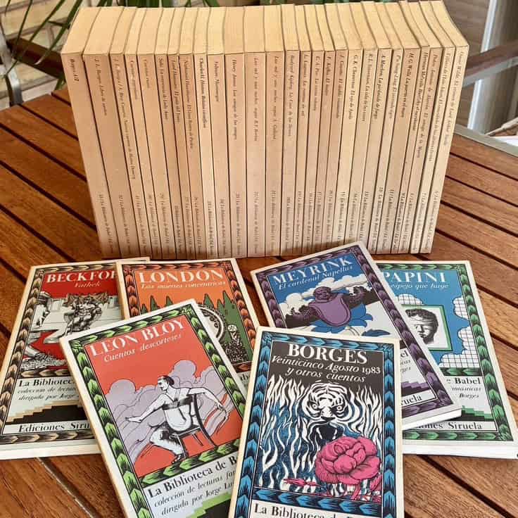 Colección completa de La Biblioteca de Babel de Siruela: 33 volúmenes en pie y varias portadas ilustradas en primer plano